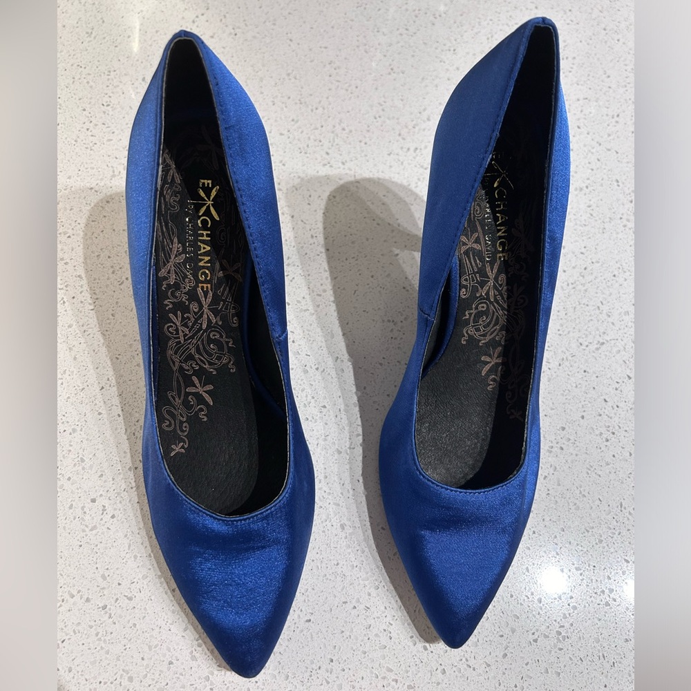 Blue pumps